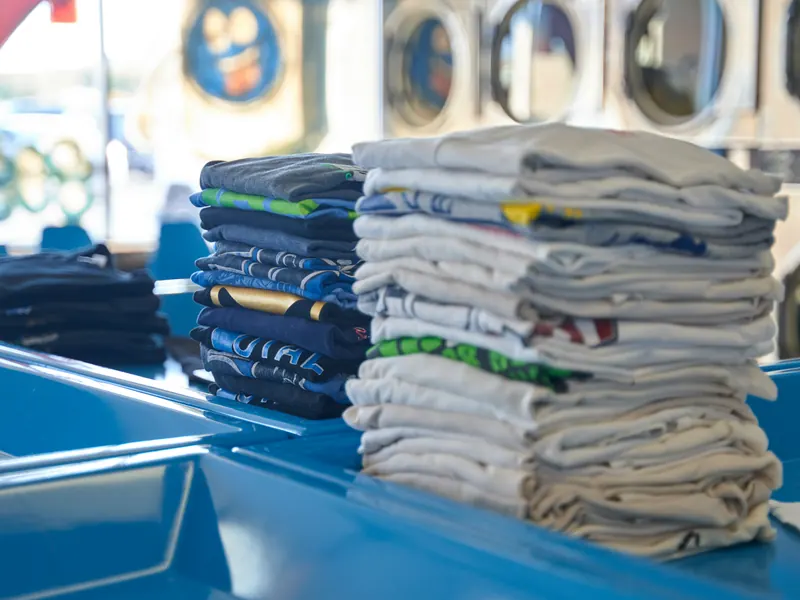 Stapel frisch gewaschener und gefalteter Shirts
